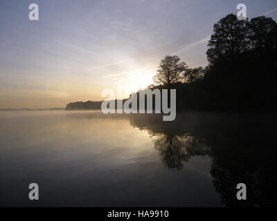 Il tramonto in un parco nazionale offre viste mozzafiato, mostrando la bellezza naturale del parco mentre il giorno passa alla notte. Questa immagine cattura i colori vivaci e l'atmosfera tranquilla del paesaggio del parco durante il tramonto. Foto Stock