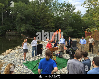 29732697980 usfwsnortheast Segretario Sally Jewell parla presso la diga Hughesville evento Foto Stock