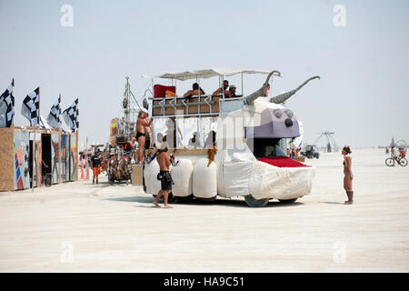 Una panoramica dell'evento Burning Man del 2013 tenutosi sui terreni pubblici in Nevada, evidenziando il suo significato culturale e l'impatto sull'ambiente, nel contesto delle pratiche di gestione del territorio da parte del Bureau of Land Management. Foto Stock