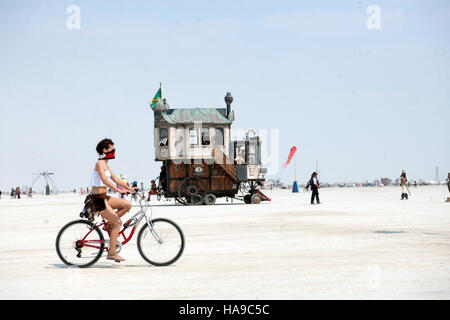 Burning Man 2013 si è tenuto nel Black Rock Desert, Nevada, dove i partecipanti creano installazioni artistiche temporanee, tra cui "Cargo Cult", un progetto che riflette temi di cultura e trasformazione. Pur non essendo un parco nazionale, l’impatto artistico e culturale dell’evento sulla regione è significativo. Foto Stock