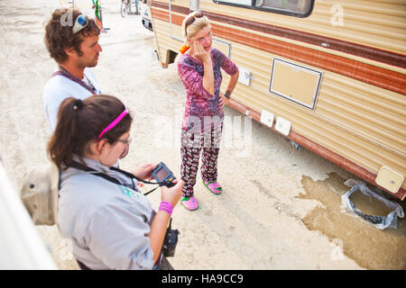 Burning Man 2013, che si tiene in Nevada, è un evento incentrato sull'espressione artistica e sulla comunità, ambientato nel contesto di un Parco Nazionale con un focus sulla sostenibilità culturale. Foto Stock