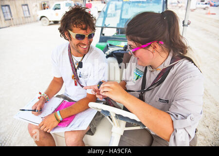 Il festival Burning Man del 2013 ha caratterizzato un'installazione artistica unica incentrata sul concetto di "culto del carico". L'evento si è svolto su terreni pubblici gestiti dal Bureau of Land Management (BLM) in Nevada, presentando opere d'arte e performance su larga scala che hanno celebrato la creatività, l'espressione di sé e la comunità. Foto Stock