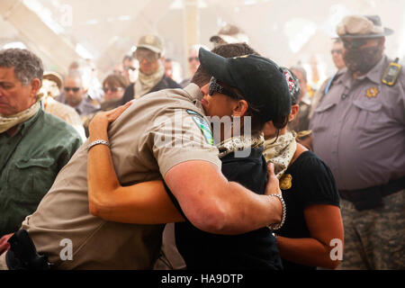 L'evento Burning Man 2013, tenutosi in Nevada, ha esplorato i temi dell'arte, della cultura e della comunità in un paesaggio desertico, attirando i partecipanti a impegnarsi in espressioni creative e strutture temporanee in un ambiente unico. Foto Stock