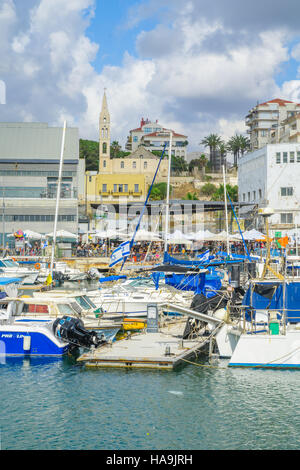 A TEL AVIV, Israele - 27 Maggio 2016: Vista della Porta di Jaffa e la città vecchia di Jaffa, con la gente del posto e i turisti, ora parte di Tel Aviv Yafo, Israele Foto Stock