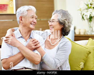 Amorevole coppia asiatica guardando ogni altra sorridente con apprezzamento Foto Stock