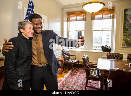 Questa immagine mostra un progetto federale di gestione dell'energia all'interno di un parco nazionale gestito dal Dipartimento degli interni degli Stati Uniti, volto a migliorare l'efficienza energetica e a ridurre l'impatto ambientale nelle operazioni del parco. Foto Stock