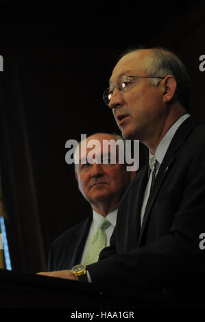 Il segretario degli interni Ken Salazar incontrò il governatore della Georgia Sonny Perdue il 27 maggio 2009 per discutere le condizioni di siccità in corso nello stato. L'incontro si è concentrato su come le agenzie federali potrebbero contribuire alla gestione delle risorse idriche e affrontare le sfide ambientali causate dalla siccità nei parchi nazionali della Georgia e nelle aree circostanti. Foto Stock