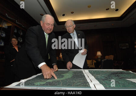 Il segretario degli interni Ken Salazar ha incontrato il governatore della Georgia per discutere le condizioni di siccità e il loro impatto sui parchi nazionali della regione. L'incontro si è concentrato sull'affrontare le sfide della scarsità d'acqua e degli sforzi di conservazione. Foto Stock