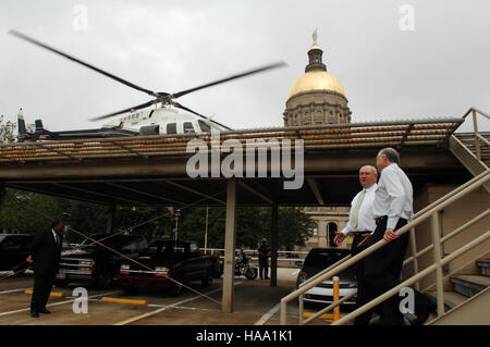 Il 27 maggio 2009, il segretario degli interni Ken Salazar si incontrò con il governatore della Georgia Sonny Perdue per discutere le questioni in corso sulla siccità che interessavano lo stato. L'incontro si è concentrato sulla conservazione delle acque e sulle strategie per affrontare l'impatto della siccità sulle risorse locali. Le discussioni miravano a garantire una gestione sostenibile delle risorse e a sostenere le comunità locali. Foto Stock