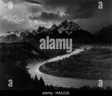 Il progetto murale di Ansel Adams, creato tra il 1941 e il 1942, mette in evidenza la bellezza e il significato dei parchi nazionali attraverso murales dettagliati. Questa iniziativa riflette la dedizione di Adams a mostrare paesaggi naturali e il ruolo del Dipartimento degli interni nella conservazione dei parchi nazionali. Foto Stock