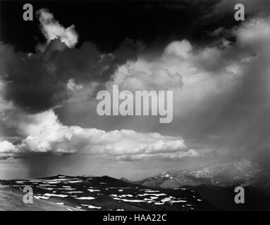 Il progetto murale di Ansel Adams dal 1941 al 1942, commissionato dal Dipartimento degli interni, cattura i paesaggi iconici del parco nazionale. Questo progetto mirava a evidenziare la bellezza e il significato dei parchi nazionali negli Stati Uniti Foto Stock