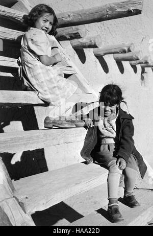 Il progetto murale di Ansel Adams (1941-1942) cattura la grandezza dei parchi nazionali, offrendo una celebrazione visiva della natura selvaggia americana. Questa collezione, sponsorizzata dal National Park Service, mette in evidenza la bellezza e il significato di queste terre protette. Foto Stock