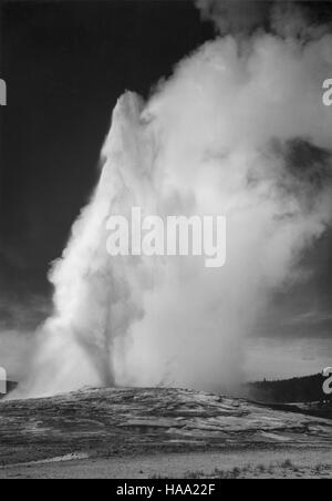 Il progetto murale di Ansel Adams del 1941-1942 mette in risalto le sue iconiche fotografie in bianco e nero che hanno catturato la grandezza dei parchi nazionali, conservando le registrazioni visive del patrimonio naturale americano. Foto Stock