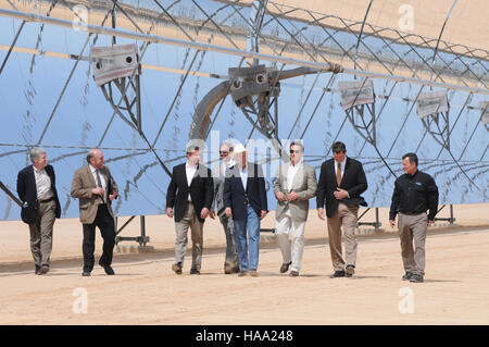 Il 22 marzo 2010, il segretario degli interni Ken Salazar e il governatore della California Arnold Schwarzenegger hanno visitato la più grande centrale solare del mondo, sottolineando il significato delle energie rinnovabili e dei progressi tecnologici. Foto Stock