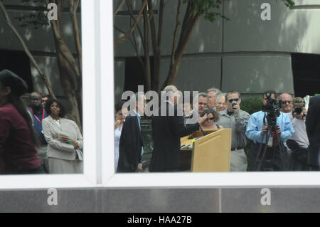Il 12 maggio 2010, il segretario Ken Salazar e il segretario Steven Chu visitarono il BP Command Center di Houston per valutare la risposta in corso alla fuoriuscita di petrolio della Deepwater Horizon. La fuoriuscita ha colpito gli ecosistemi dei parchi nazionali della Costa del Golfo. Foto Stock