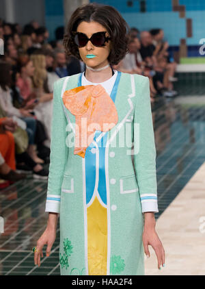 NEW YORK, NY - SETTEMBRE12, 2016: Mar Gonzalez passeggiate la pista al Thom Browne Primavera Estate 2017 fashion show durante la settimana della moda di New York Foto Stock