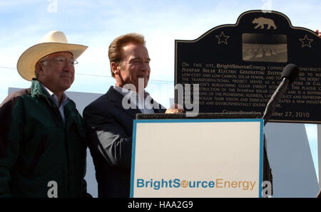 L'Ivanpah Solar Project, situato vicino al confine tra California e Nevada, ha tenuto una cerimonia rivoluzionaria per celebrare l'inizio dello sviluppo della più grande centrale solare degli Stati Uniti. Il progetto mira a sfruttare l'energia solare per fornire energia pulita e rinnovabile e ridurre l'impronta di carbonio della regione, sostenendo la transizione verso fonti energetiche sostenibili. Foto Stock