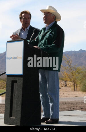 La cerimonia inaugurale di Ivanpah segna l'inizio di un importante progetto di energia rinnovabile. L'Ivanpah Solar Electric Generating System, situato nel deserto del Mojave, in California, è una delle più grandi centrali fotovoltaiche al mondo, progettata per generare energia pulita e contribuire agli sforzi di sostenibilità negli Stati Uniti Foto Stock