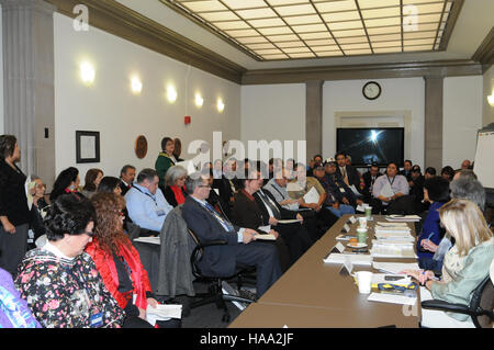 Il presidente Obama e il segretario Salazar hanno accolto i leader indiani americani alla seconda Conferenza delle Nazioni tribali della Casa Bianca per discutere le questioni chiave che interessano le comunità native. La conferenza si è concentrata sulla sovranità, la governance tribale, lo sviluppo economico e la gestione delle risorse naturali. Ha rafforzato le partnership tra le nazioni tribali e il governo federale per promuovere opportunità e soluzioni politiche per le comunità dei nativi americani. Foto Stock