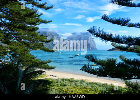 Vista del Monte Gower, attraverso la laguna, Isola di Lord Howe, NSW, Australia Foto Stock