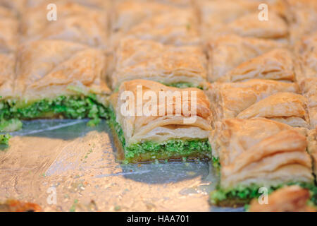 I dolci orientali in vendita nel mercato Carmel in Tel Aviv, Israele Foto Stock