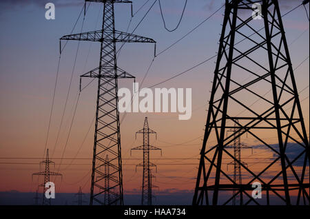 Cuscinetto in metallo linea elettrica ad alta tensione al tramonto Foto Stock