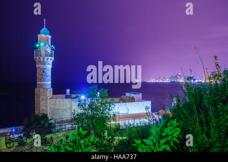 Vista notturna di Al-Bahr (mare) La moschea e la skyline di Tel Aviv, Jaffa, Tel-Aviv, Israele Foto Stock