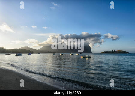 Mt Gower e Mt Lidgbird nascosti nelle nuvole, Isola di Lord Howe, Nuovo Galles del Sud, NSW, Australia Foto Stock