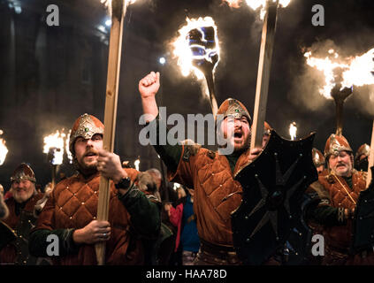 I vichinghi celebrare durante l'Hogmanay torcia parade, Edimburgo Foto Stock