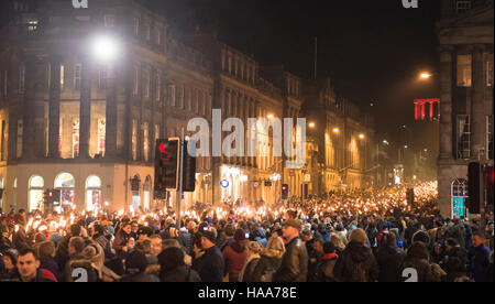 Hogmanay torcia parade, Edimburgo Foto Stock