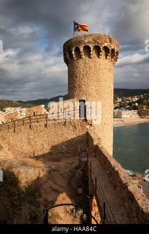 Tossa de Mar, torre e la parete, fortificazione nella Città Vecchia - Vila Vella, Costa Brava Catalogna Foto Stock