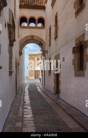 Sitges Città Vecchia in Catalogna, Spagna, strada stretta con arcate ponte coperto tra due edifici Foto Stock