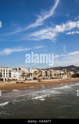 In Spagna, in Catalogna, Sitges, città costiera al Mare Mediterraneo, Platja Sant Sebastia beach Foto Stock