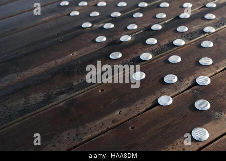 Outdoor pavimenti in legno con acciaio anti-pulsanti di slittamento Foto Stock