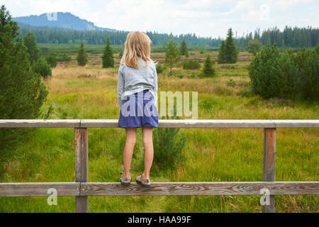 Bambino bimba bionda esplorando la natura a tre lago Moro (stecca Trijezerni), parco nazionale Sumava, foresta Boema, Czech Repu Foto Stock