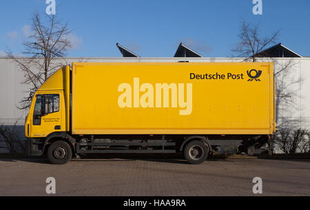 HANNOVER / Germania - 27 novembre 2016: tedesco il servizio di posta elettronica ( Deutsche Post ) logo su un giallo camion Iveco. Foto Stock