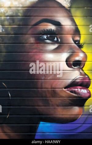 Afro Graffiti sulla porta del garage in street off Brick Lane Foto Stock