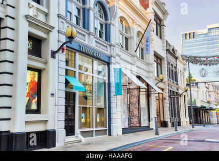 Sistemazione di negozi di design schierate al crepuscolo in King Street nel centro di Perth, Western Australia. Foto Stock