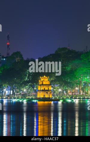 Thap Rua tempio o torre di tartaruga di notte, il lago Hoan Kiem, Hanoi, Vietnam Foto Stock