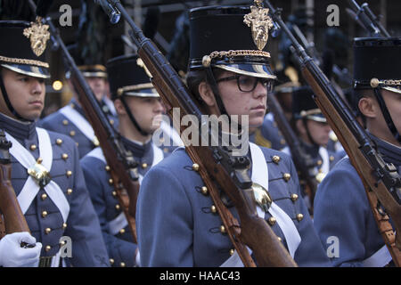 Veterani parata del giorno; anche noto come America's Parade; marche fino la Quinta Avenue in New York City. Punto ad ovest di cadetti marzo in parata. Foto Stock