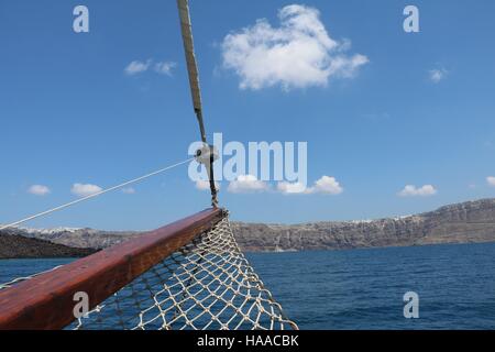 Vista dal montante della barca del mare aperto e del cielo e la caldera davanti, in Grecia Santorini Foto Stock