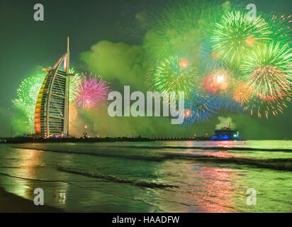 Il Burj Al Arab di Dubai Jumeirah Beach celebarating capodanno Foto Stock