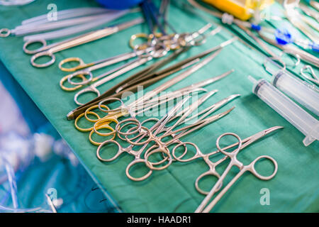 Un piccolo tavolo con apparecchiature chirurgiche. Sostituzione di valvola cardiaca chirurgia, sala operatoria, Reykjavik, Islanda. Foto Stock