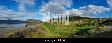 Fotografo su una strada vuota, Hvalfjordur, Islanda Foto Stock