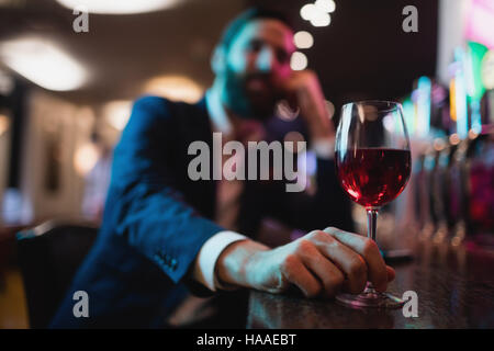 Imprenditore tenendo un bicchiere di vino Foto Stock