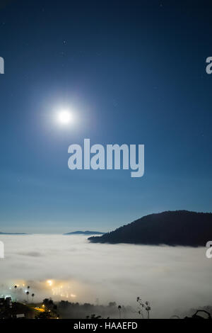 Super luna piena e la nebbia di mattina con la montagna a Khao Kho, Phetchabun, Thailandia (14 novembre 2016) Foto Stock