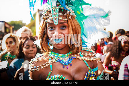 Ritratto di donna reveller dal Mas con una differenza (MWD) mas banda del carnevale di Notting Hill 2016 Presentazione, Atlantis. Foto Stock