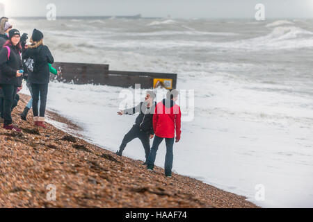 Onde si infrangono sul lungomare di Brighton Foto Stock