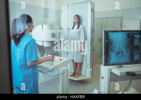 Paziente femmina sottoposti a un test x-ray Foto Stock