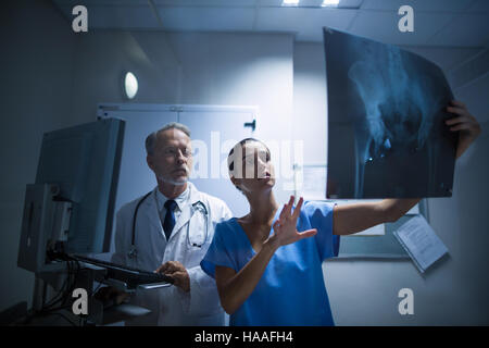 Medico e infermiere esaminando a raggi x Foto Stock